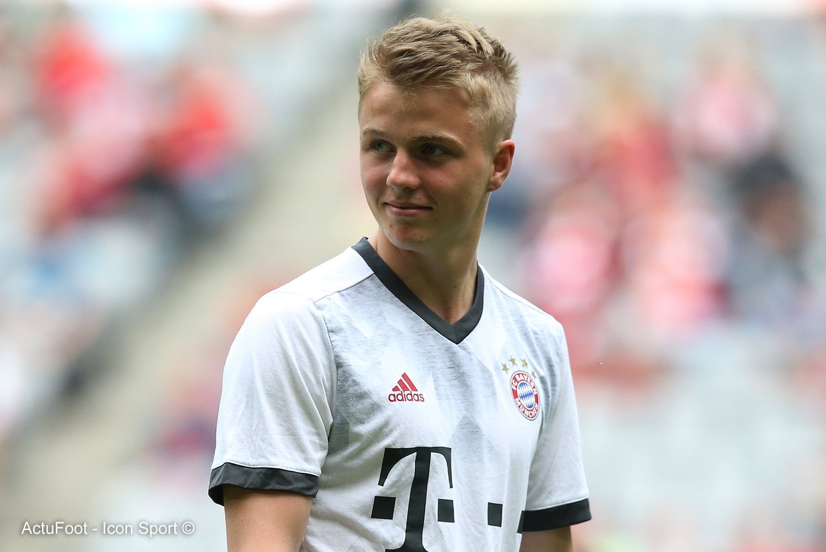 ActuFoot_'s tweet photo. OFFICIEL ! Félix Götze (petit frère de Mario Götze) signe son premier contrat professionnel avec le Bayern Munich ! https://t.co/YOw7FJgU2H