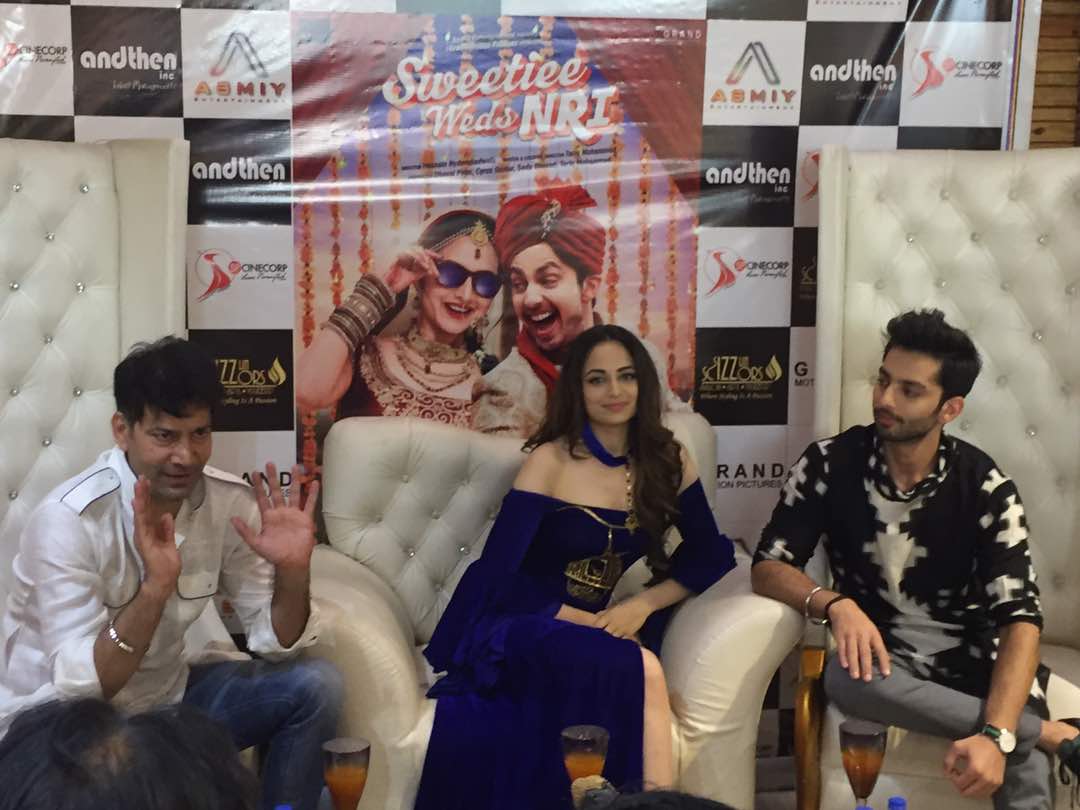 SWNtheFilm's tweet photo. @himanshkohli and @ZoyaAfroz along with #Singer @JJassiOfficial for #SweetieeWedsNRI #Promotions in #Jaipur for #PressConference #2June2017 https://t.co/Kij3eaC8VC