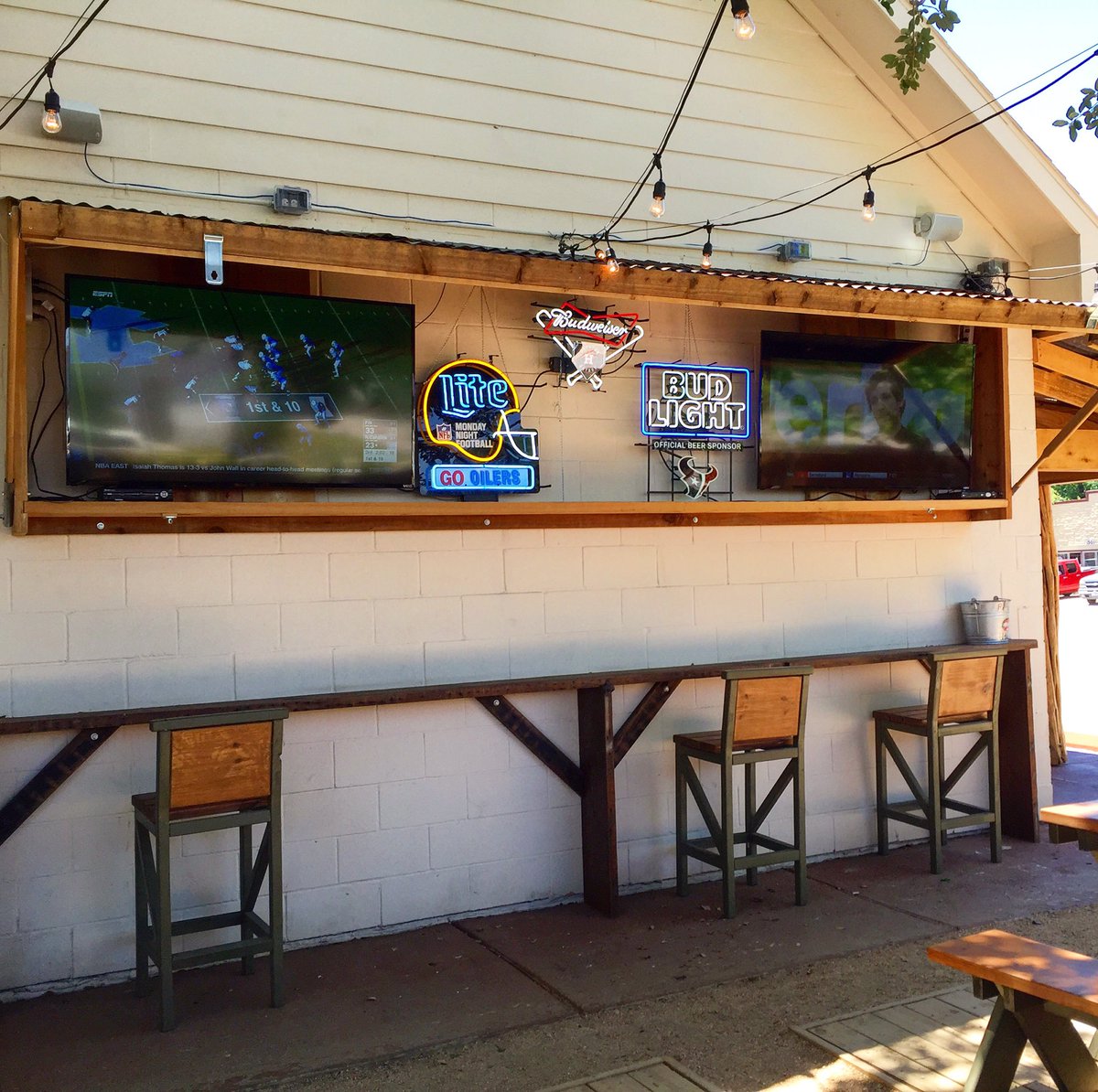 PinkertonsBBQ's tweet photo. Good morning Houston.  It's going to be a beautiful day ☀️. Come hang out and watch the @astros game tonight on our patio! https://t.co/7HY1gewaB6