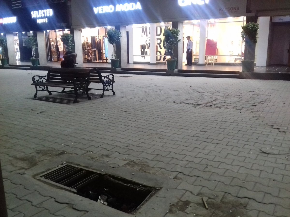 mudit_vmudit's tweet photo. Its a shame If #chandigarhadministration is waitin for sm1 2 fall into this #opengutter n thn cvr it @Moud_India @SwachhChd #plaza17 https://t.co/OXaCuct0s8
