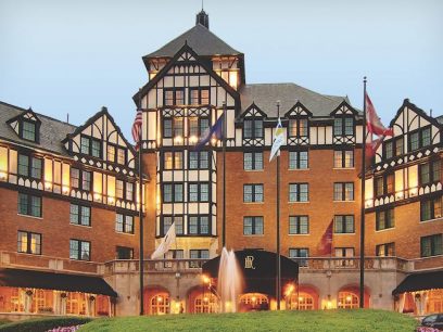 GoWorldMagazine's tweet photo. Locals Helped Save Historic Hotel Roanoke, City's Grand Old Lady - https://t.co/NIIq2Qhomo #travel #hotels @visitvbr #virginiablueridge https://t.co/2aHKTTnGqQ
