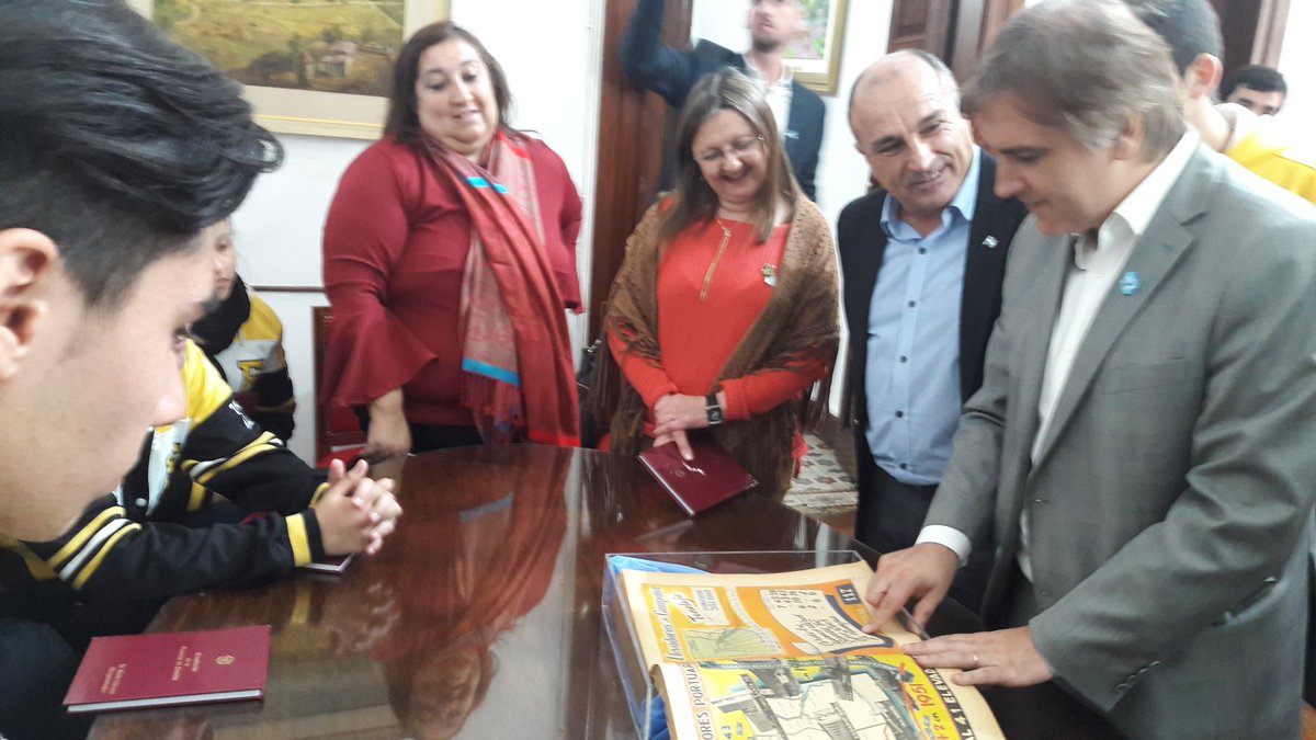 DardoIturria's tweet photo. El Vicegobernador @MartinLlaryora recibió en su despacho a los alumnos del #IPET267 de #BellVille https://t.co/WuzVuGBzcC