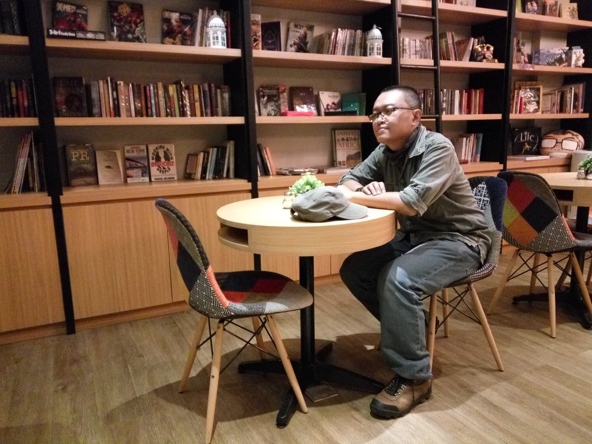MahandisYoanata's tweet photo. Berjumpa dengan cerita feature saya dan fotografer @dwioblo yang terbit lima tahun silam. Terima kasih kedai Milkoe Bistreau, BSD :) https://t.co/cspS14zaae