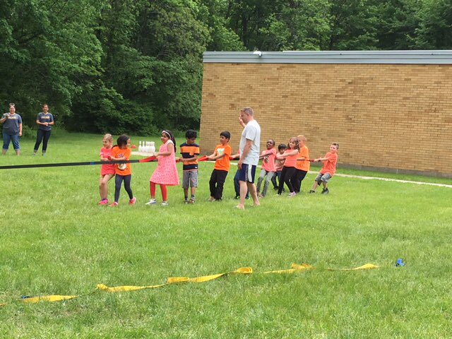 LynnCrest1AM's tweet photo. Field Day!!! #firstgraderocks @CoachOsborne https://t.co/qWWPEfoNSS