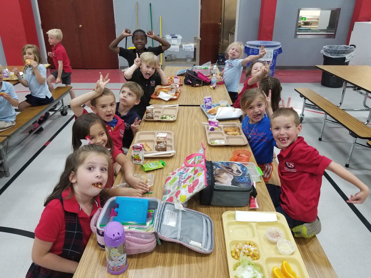 bethdaniels08's tweet photo. Eating lunch with the kids in Mrs. Braun's class. It's crazy! Only one lunch left after today! 🙁 @CCLSBraun @CCLSChargers https://t.co/nlMaTiId3Q