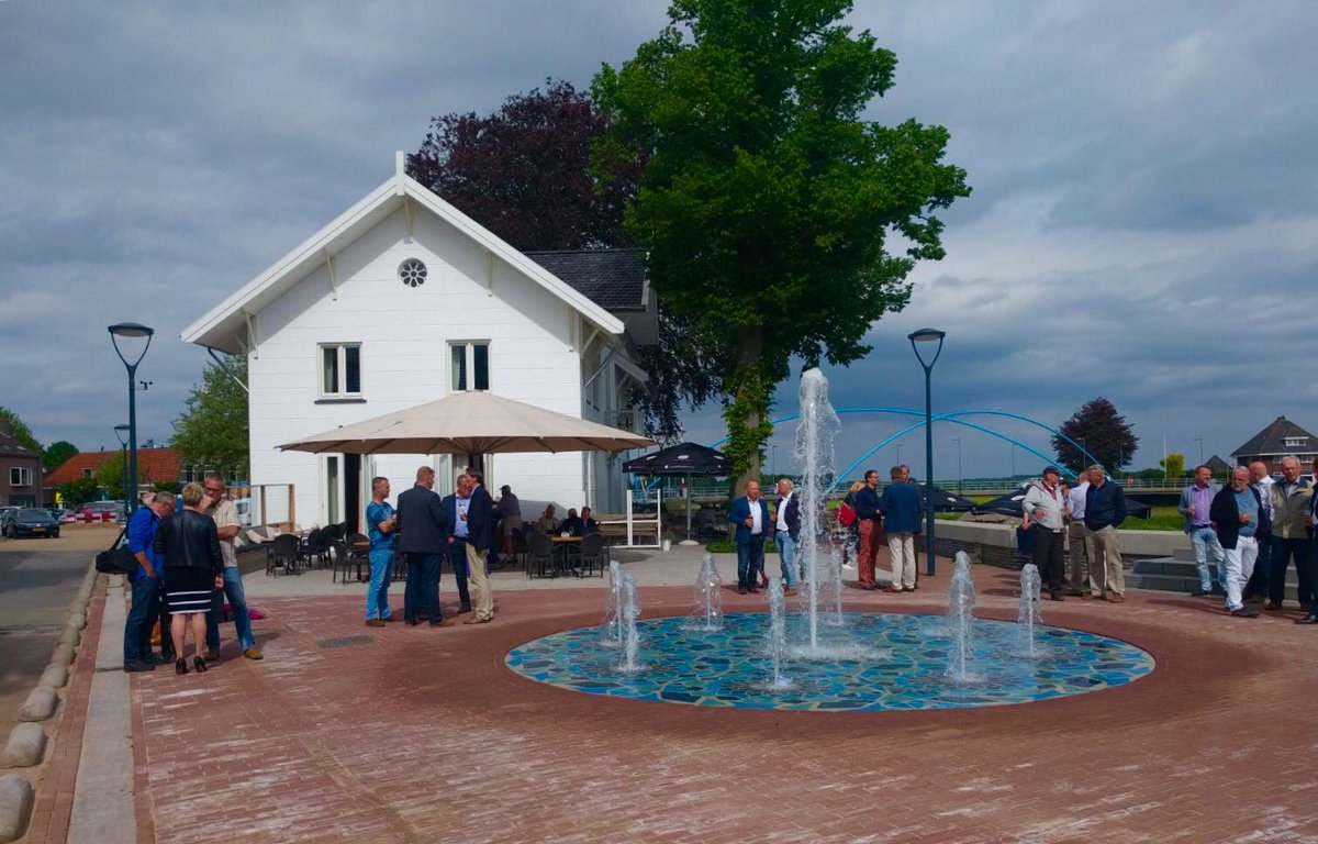 Sfeervolle opening van de #fontein op het #waterfront #Dalfsen bij #HendriksKitchen! <a href="/gem_dalfsen/">Gemeente Dalfsen</a>, bezoekers en omwonenden gefeliciteerd!