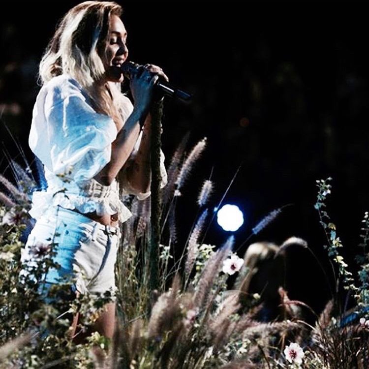 MileyCyrus's tweet image. .@NBCTheVoice finale! #Malibu Can NOT wait to see who's gonna be on #TeamMileySeason13 🌊💙🌊💙🌊