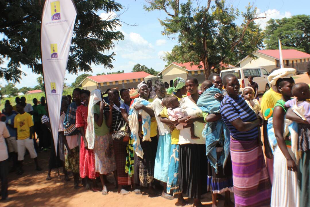 URAuganda's tweet photo. Magoro P S ,Katakwi District.349 Kms from K'la.250 people ( adults,children &amp; babies) have received items from URA staff #URACSR #URAWay https://t.co/DGfaSWjnLH