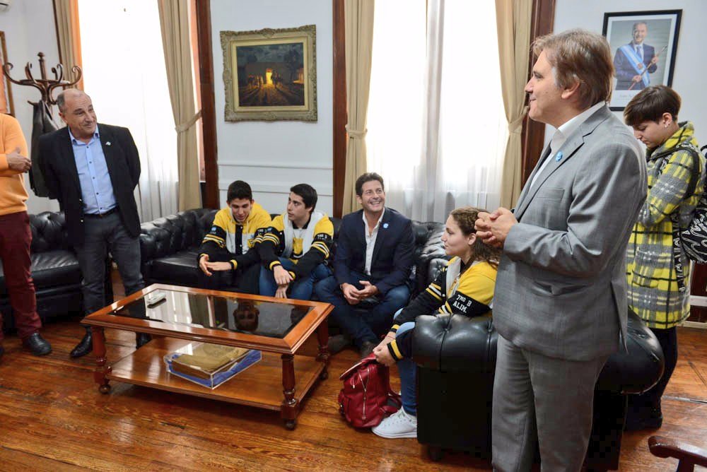 MartinLlaryora's tweet photo. #Visita. Los estudiantes del #Ipet267 de #BellVille vinieron a la @LegislaturaCBA, hoy reciben un reconocimiento por su proyecto científico. https://t.co/JHkeUHkv6i