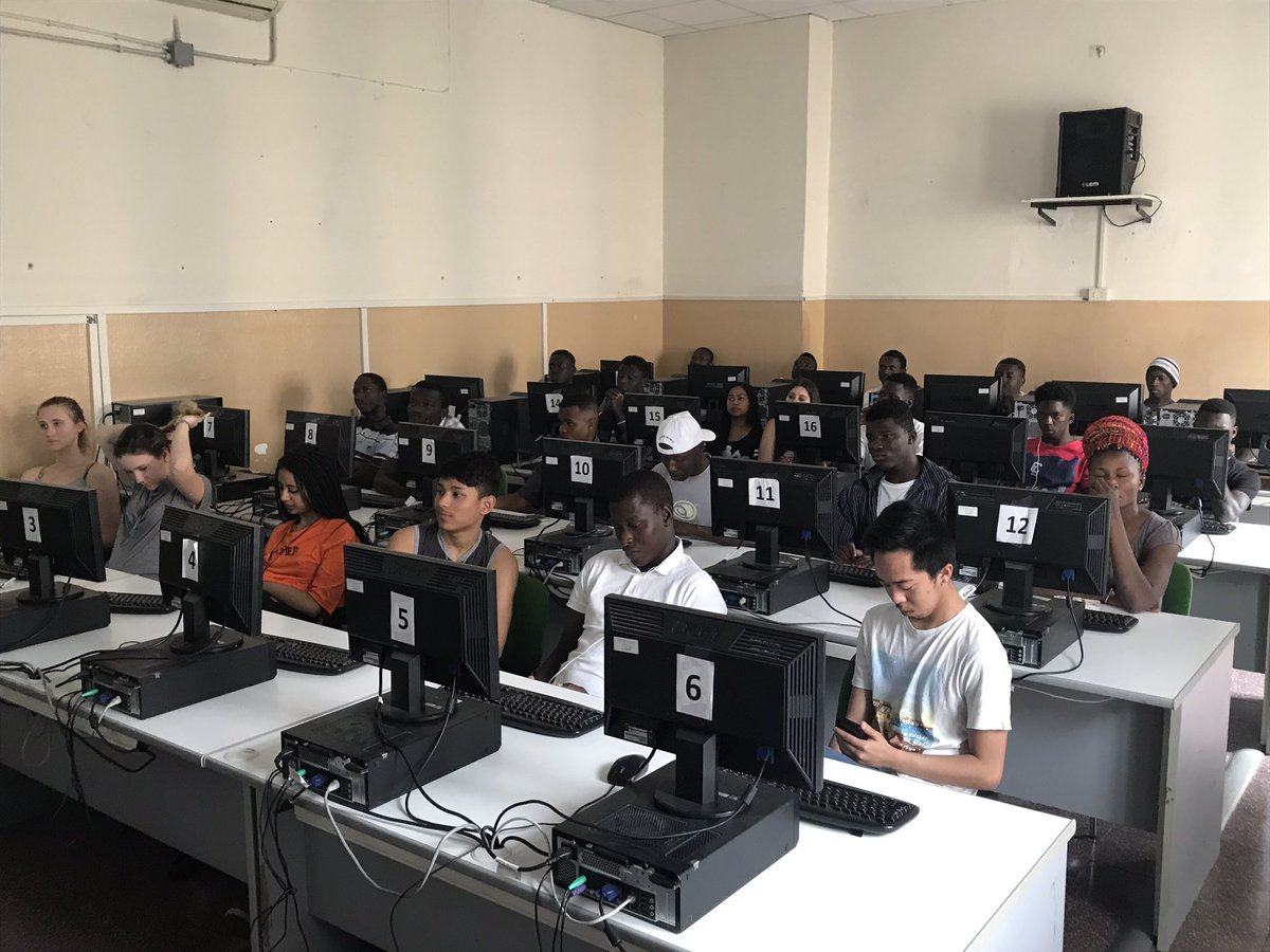 Francy_fmd's tweet photo. #RefugIS oggi la lezione è tenuta da insegnanti speciali! A #roma #employees @microsoftitalia spiegano l'importanza dei #dati @fmdigitale https://t.co/WY693ZOxkC