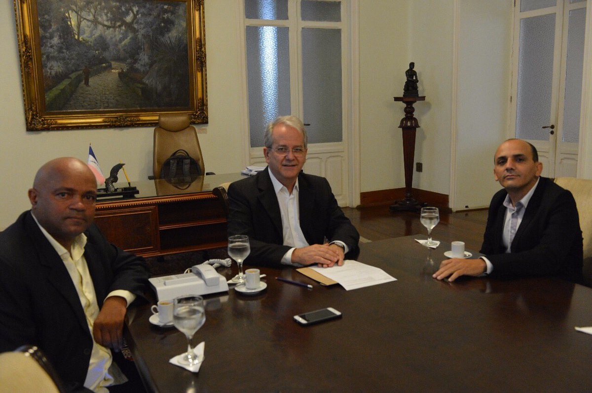 CesarColnago's tweet photo. Recebendo a visita do Presidente da Câmara de Guaçuí - Paulo Henrique e do também Vereador Valmir Santiago. 
#Guacui #PalacioAnchieta https://t.co/JT7wJizLic