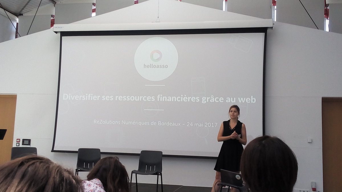 ComaMalice's tweet photo. #ReZolutionsNumeriques Après avoir découvert le mot #slacktiviste (engagé du canapé 😂), place à l'atelier d'Anna d'@helloasso et ses outils✌ https://t.co/jEkRubV7xB