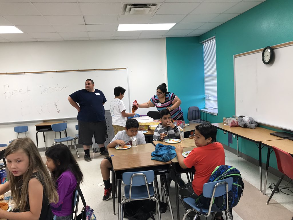 kellam_hles's tweet photo. Class party ! Brown family helping https://t.co/K12vqgPikK