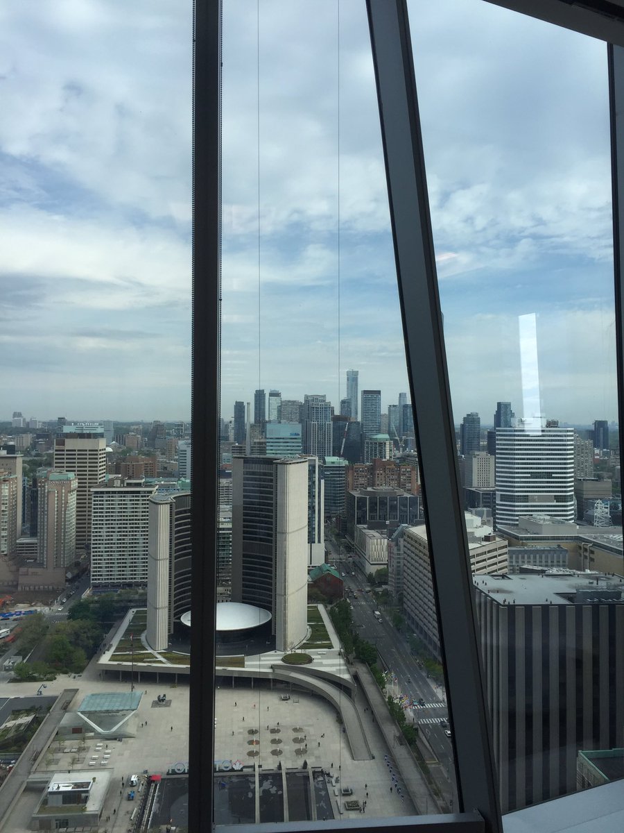 EY_Cassandra's tweet photo. Can't complain with this view! #newoffice #eytower #home #toronto @EYCampusCanada https://t.co/ohkEXIdjaB
