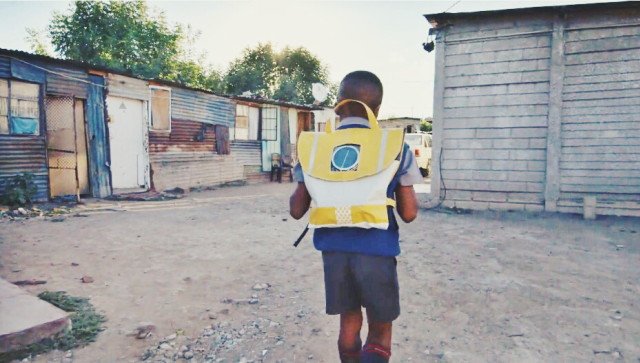 😍 So cool --> check out @Thatothethinker/@OfficialRethaka's repurposed solar-powered schoolbag: win.gs/2rzPeGD  #amaphiko17