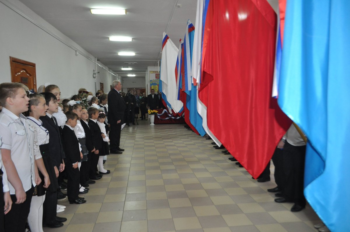 В тесноте, да не в обиде-под таким девизом прошли сегодня школьные линейки для выпускников.А причиной тому стал проливной дождь.