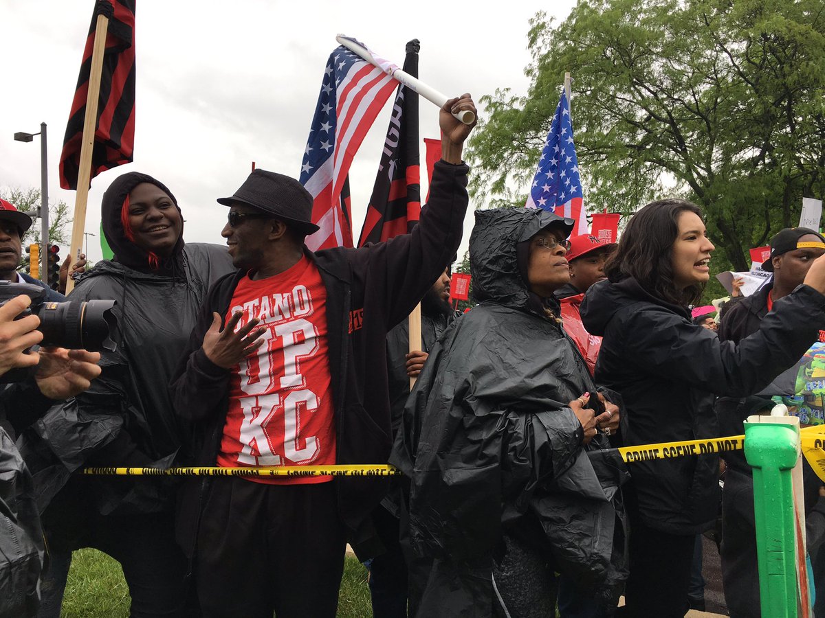 chifightfor15's tweet image. HAPPENING NOW: Fast food workers from all across the country in Oak Brook confronting shareholders at McDs Corp #Fightfor15