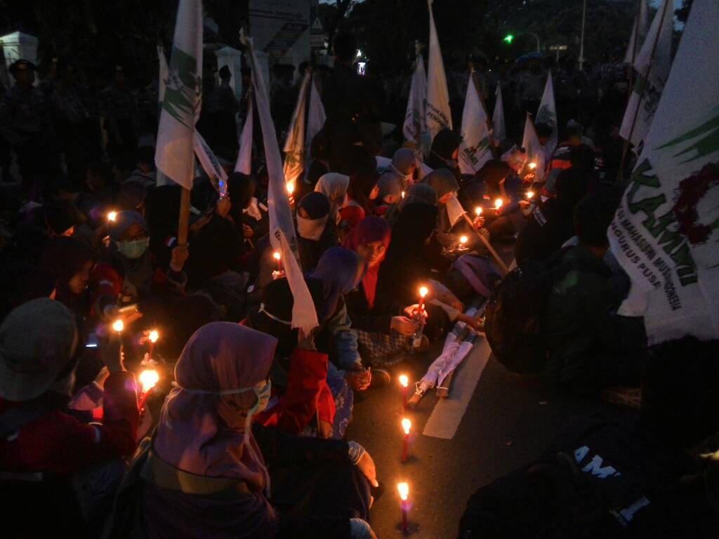smalfarisi's tweet photo. Lupa pake baju kotak2 jadi di bubarin deh.

#copotKapoldaMetro
#KAMMILawanTiraniHukum https://t.co/8OmLjJj99W