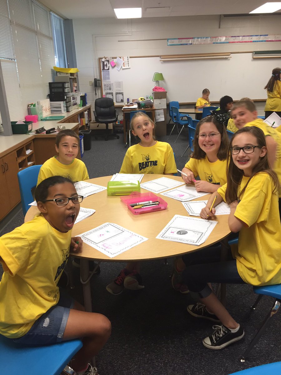 kteer105's tweet photo. 5th grade students signing memory books! #lastdaylps https://t.co/z2olryanp5