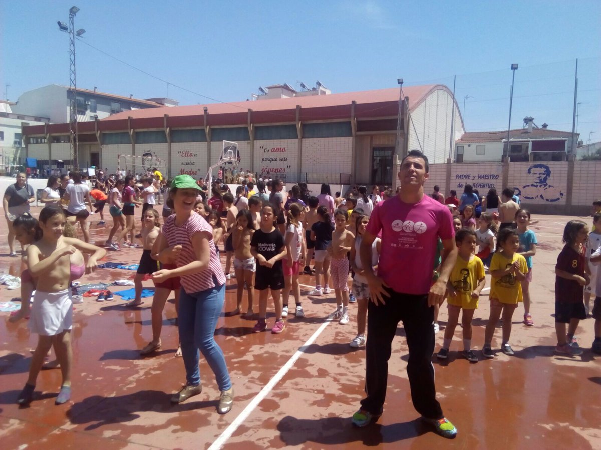 SalesianosPZB's tweet photo. Bailando, cantando... #MayoSalesiano https://t.co/lfqJlbF9vg