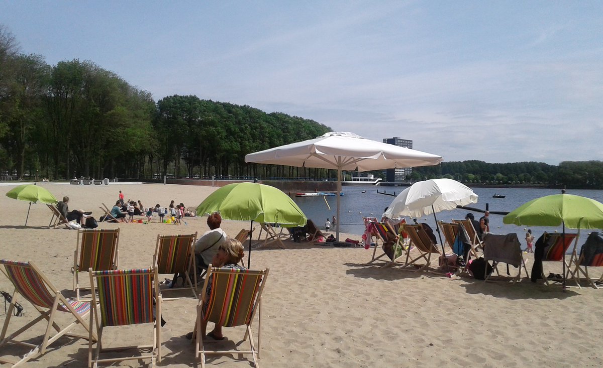 AmsterdamNL's tweet photo. Vandaag is het vernieuwde strand aan de #Sloterplas geopend. De vroegere Varkensbaai heeft een nieuwe naam gekregen: #Sloterstrand! https://t.co/G8LlNQZ0so