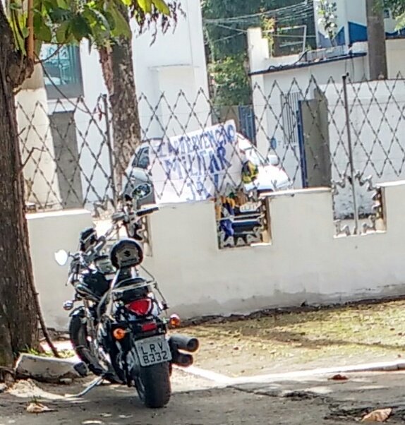 JohannLarcher's tweet photo. #EsSLog #AoVivo
Um grupo composto somente por uma senhora protesta contra a corrupção no país e pede intervenção militar.
Bom dia! https://t.co/uqF2dodWB0