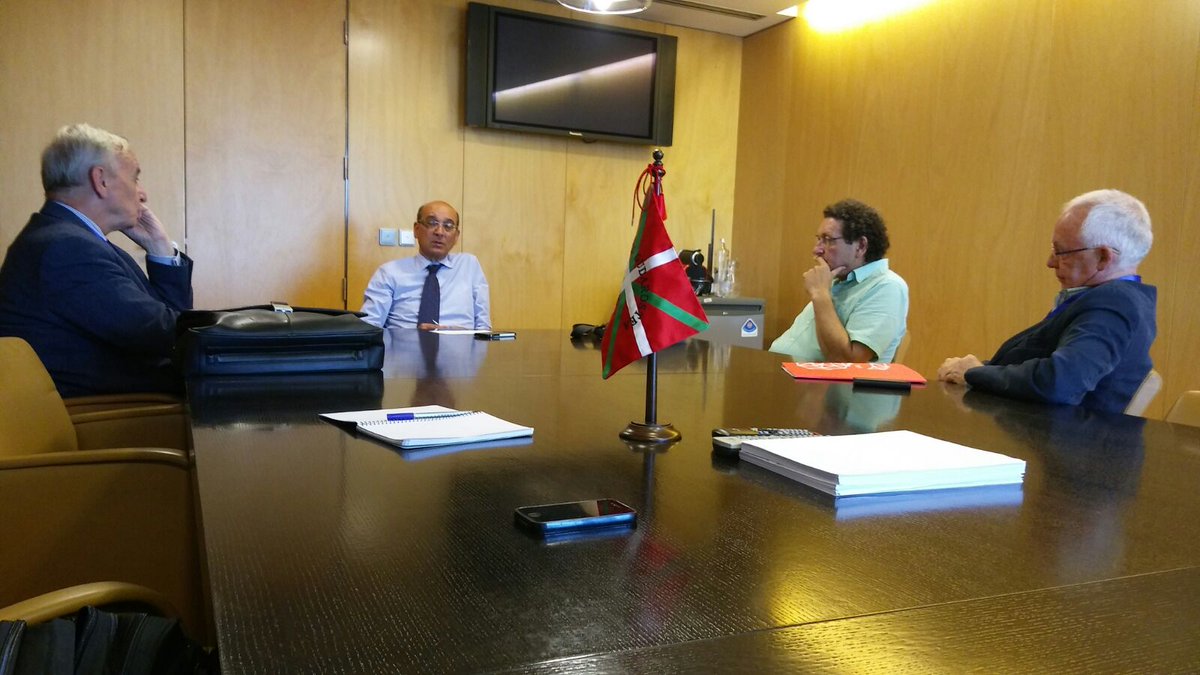 sare_herritarra's tweet photo. Euskal presoen egoerari buruz hitz egiteko harreman errondaren baitan, @MikelLegarda EAJko diputatuarekin bildu da Sare. https://t.co/woaSzJHzSA