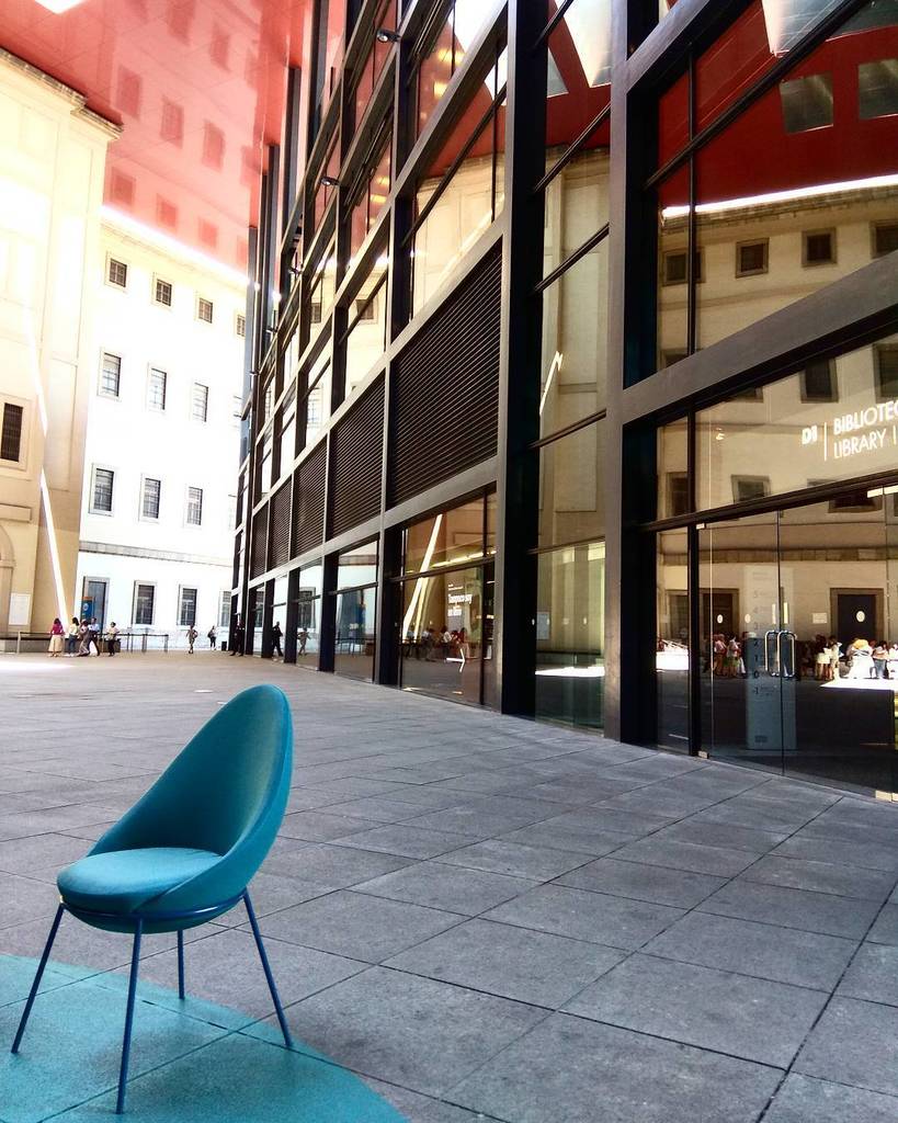 cienmilCUARTOS's tweet image. Un parón en el #museoreinasofia siempre es un buen plan #museos ift.tt/2qjYIRz