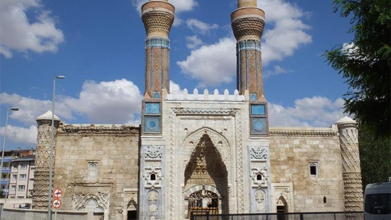 ozcanyuksek's tweet photo. Sivas Gök Medrese’nin Selçuklu çinileri asitle temizlenerek yok edildi, ardından maviye boyandı. Nutkum tutuldu! #hürriyet
@TCKulturTurizm https://t.co/R5r1qBHS13