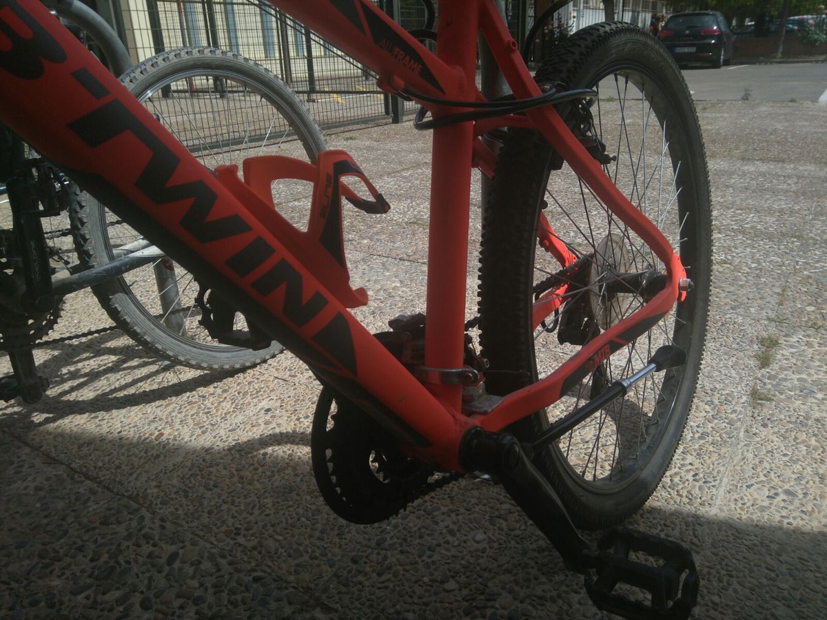 serJoni13's tweet photo. Bici robada al medio día en el aparcamiento de bicis en frente de gran casa, debajo de las torres. Máxima difusión, gracias. https://t.co/45UuN8ms5c
