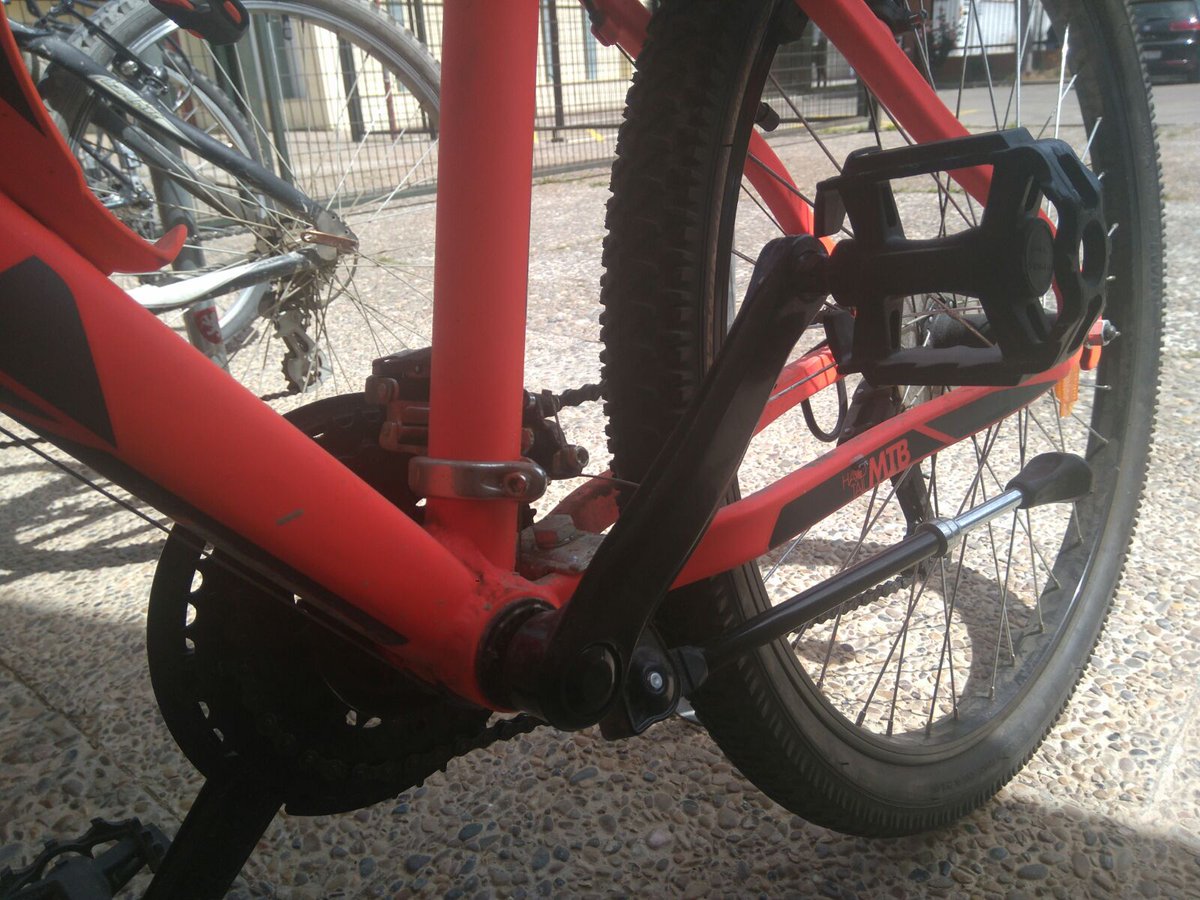 serJoni13's tweet photo. Bici robada al medio día en el aparcamiento de bicis en frente de gran casa, debajo de las torres. Máxima difusión, gracias. https://t.co/45UuN8ms5c
