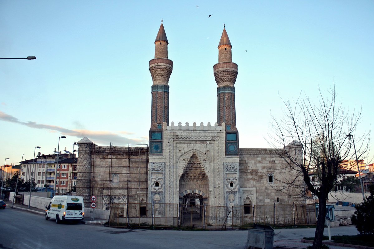 yesilisyan's tweet photo. Şaşırmıyoruz!Sivas’ta 750yıllık Gökmedrese’nin minareleri ve minare kaidesindeki Selçuklu çinileri asitle temizlendi sonra da maviye boyandı https://t.co/zB6jgatlnx