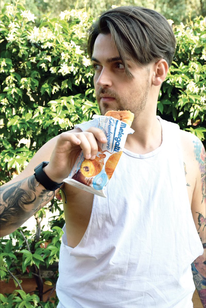 Valerio_Scanu's tweet photo. Non so voi ma io faccio merenda con #Granleggeri @Melegatti1894 oggi al gusto cacao magro 🥐💙 https://t.co/SLV3ojF8rM