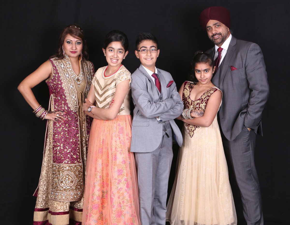 Asian_weddings's tweet photo. Our new service at #asianweddings - a digital only photo studio package for guests. Great family portraiture! https://t.co/uDWXesAliL https://t.co/zWzZX4d0B8