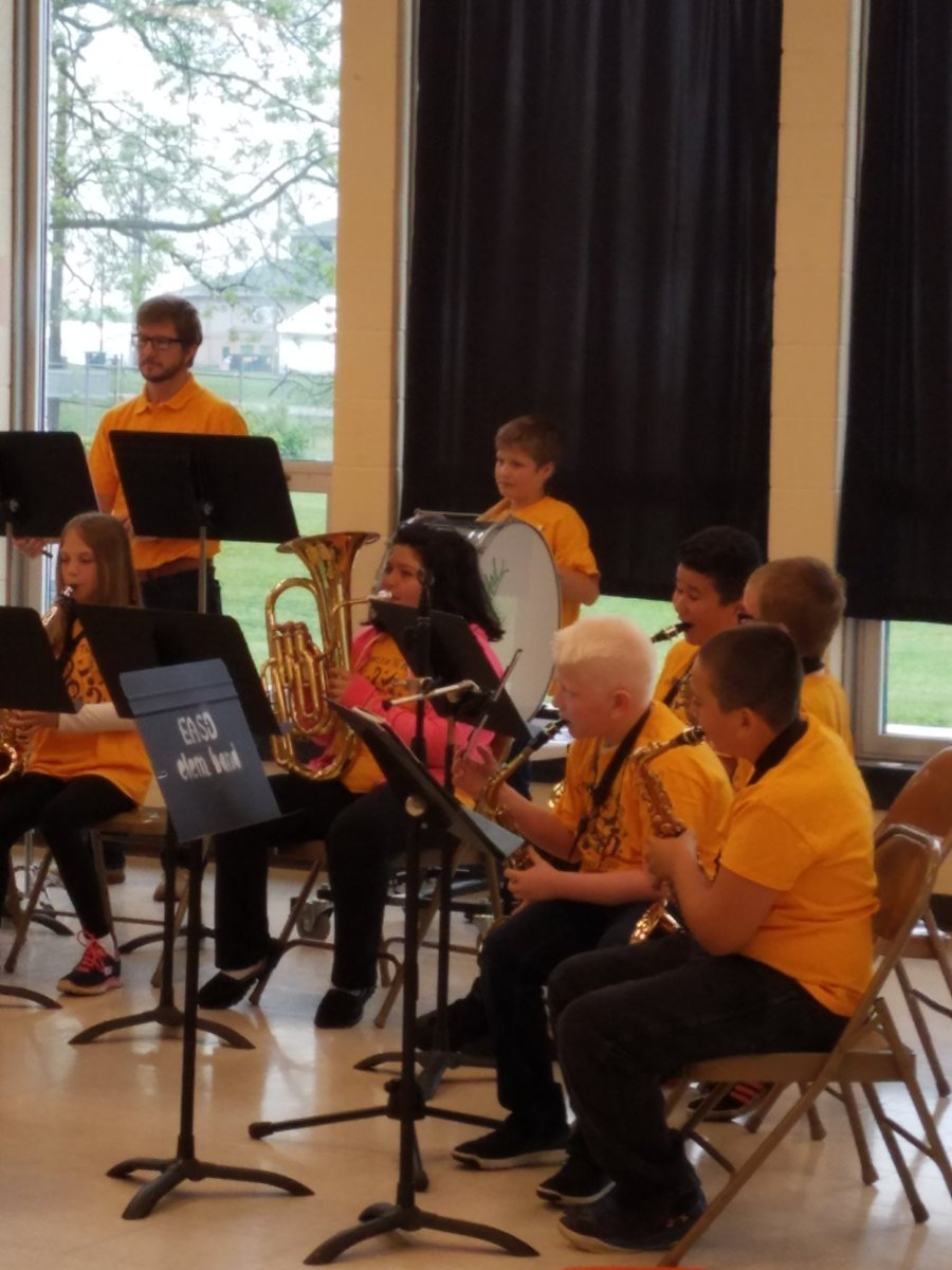 jacksonroom101's tweet photo. 5th grade band concert.  Who is that big kid in the back? #awesomejrelks  @Ben_educating https://t.co/0sno96sAOX
