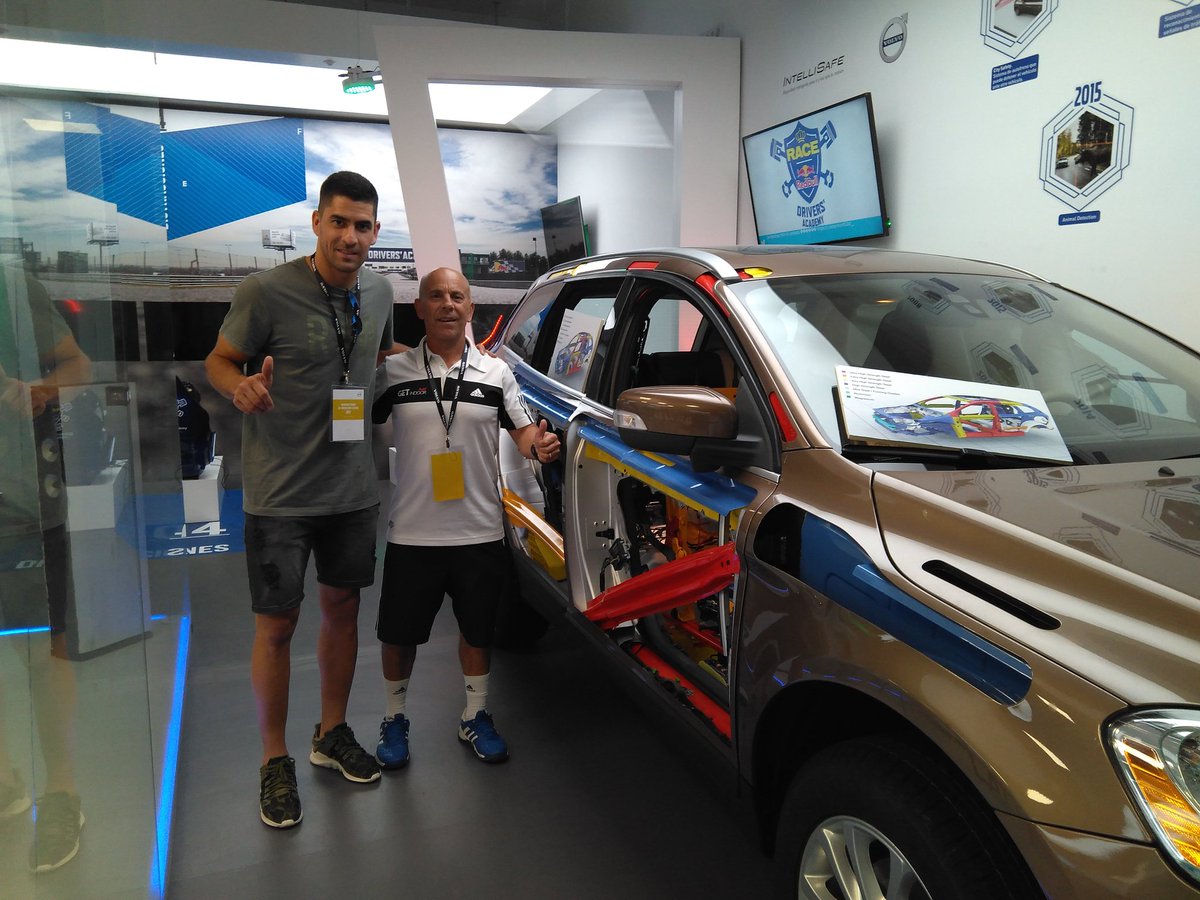 Hoy @Maxisanchez06  y <a href="/severino_iezzi/">Severino Iezzi</a> han cambiado las pistas de pádel por el Circuito del Jarama. #VolvoJarama2017