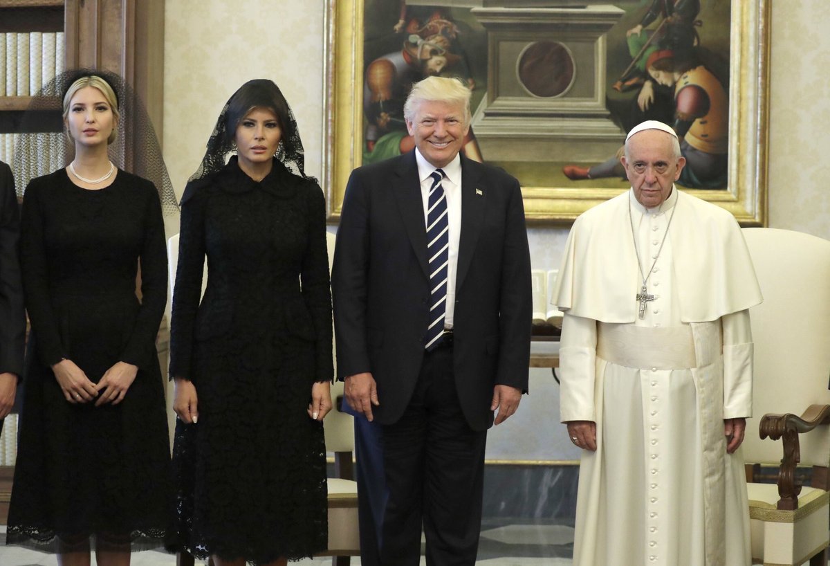 EVIDEGARAY's tweet photo. Papa y papanatas. Qué foto. Qué cara. #Bergoglio The Great Bergoglio #Masque1000Palabras https://t.co/CHXaIQzXnC
