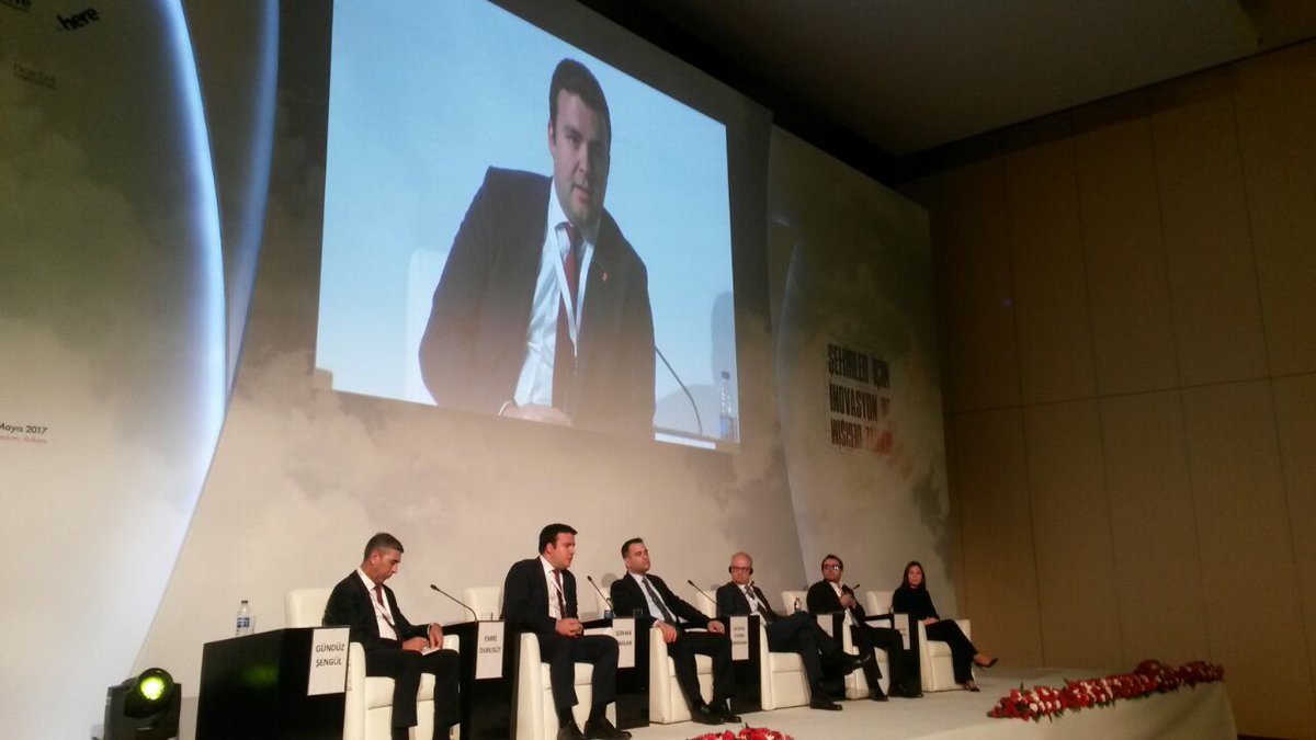 Mastercard Türkiye İş Geliştirme Direktörü Emre Durusüt, Uluslararası Akıllı Şehirler Konferansı'nda akıllı ulaşımı anlatıyor.