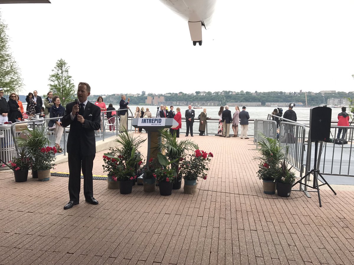 wasabirabbit's tweet photo. "It's important for us to take a moment to recognize our men and women in uniform." @jbmustin #wrfleetweek #fleetweeknyc https://t.co/UwODv3rnLB
