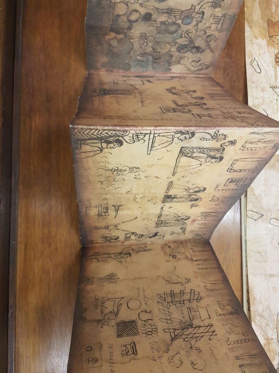 ConsuladoColSp's tweet photo. El Cónsul General en la exposición: “Códices Mexicanos”, una muestra cultural que enseña la vida artística de las antiguas civilizaciones. https://t.co/6ClK1G00oI