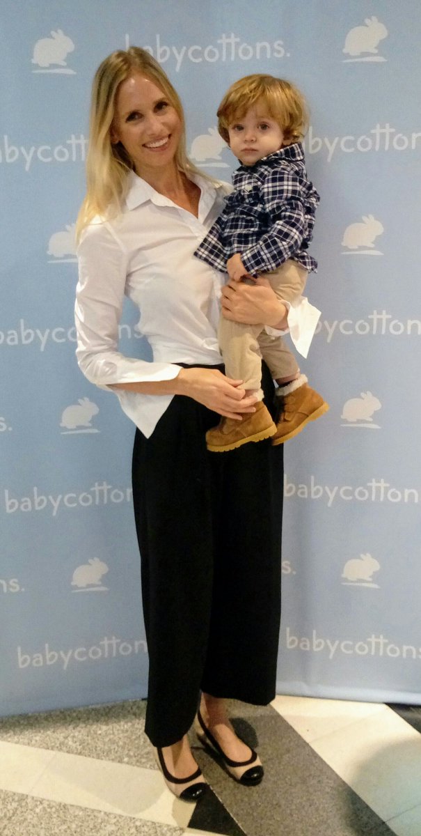 Carola del Bianco con su hijo Francisco en el evento de <a href="/babycottons/">sherin</a>  #vestimosalosniñoscomoniños
