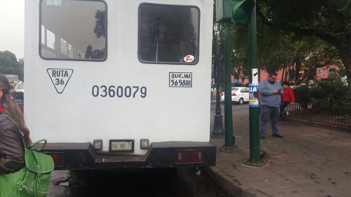 LaSEMOVI's tweet photo. Por segundo día consecutivo #Semovi @inveacdmx y @SSP_CDMX llevan a cabo acciones de reordenamiento al TP concesionado en Xochimilco. https://t.co/Zba3zK9sNc