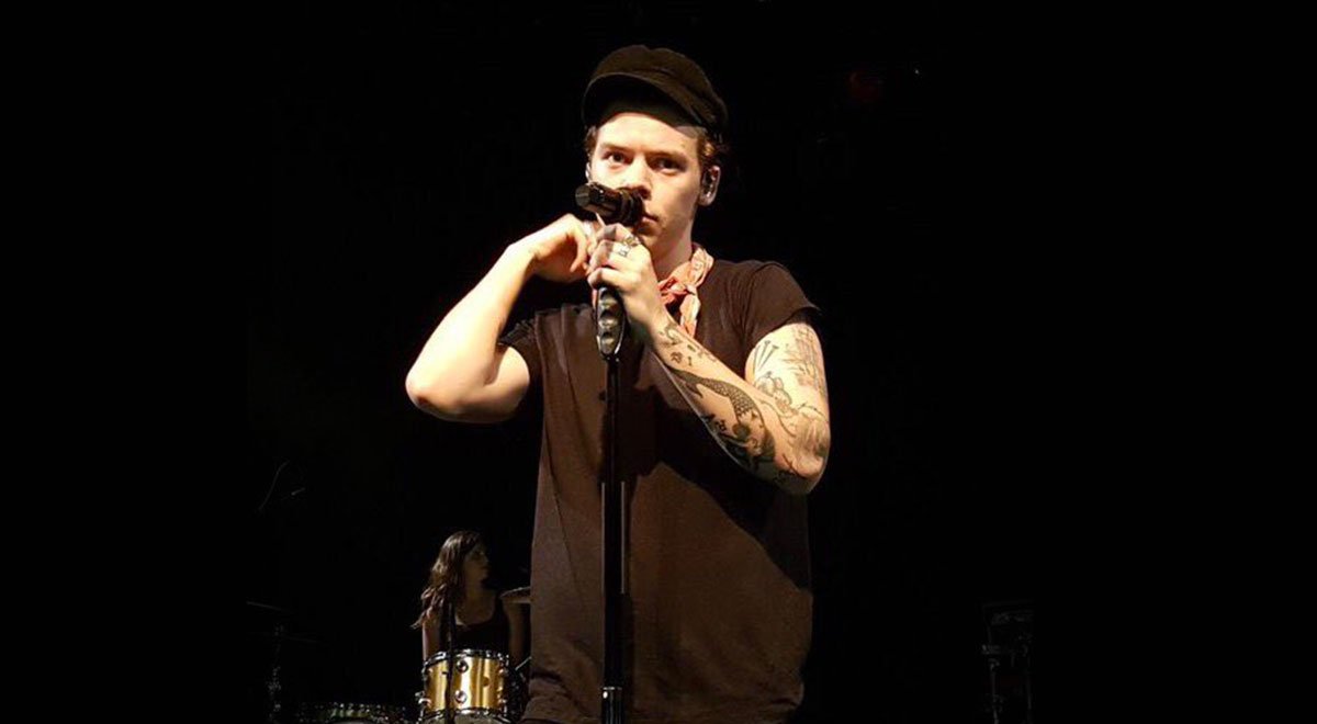 team_world's tweet photo. “Scegliete l’Amore ogni giorno” #HarryStyles canta per #Manchester >> https://t.co/l5oTNy0f2L https://t.co/2NU8UXPvMA