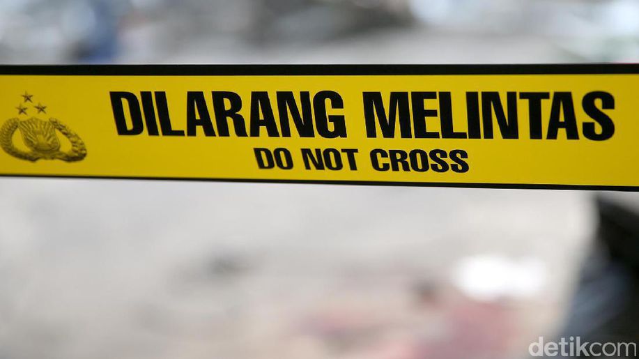 detikcom's tweet photo. Ada Ledakan di Terminal Kampung Melayu, Warga Panik https://t.co/Vm7l7M0Eje https://t.co/FzVQDjcNim