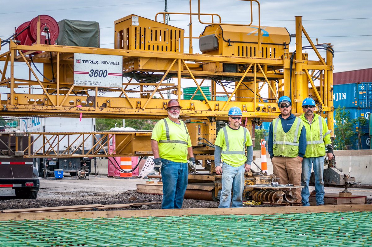 75RougeRiver's tweet photo. SB 75 over Rouge River: The 1st concrete deck pour started last night! Pix taken yesterday @MDOT_MetroDet https://t.co/6dJx8T8N7T