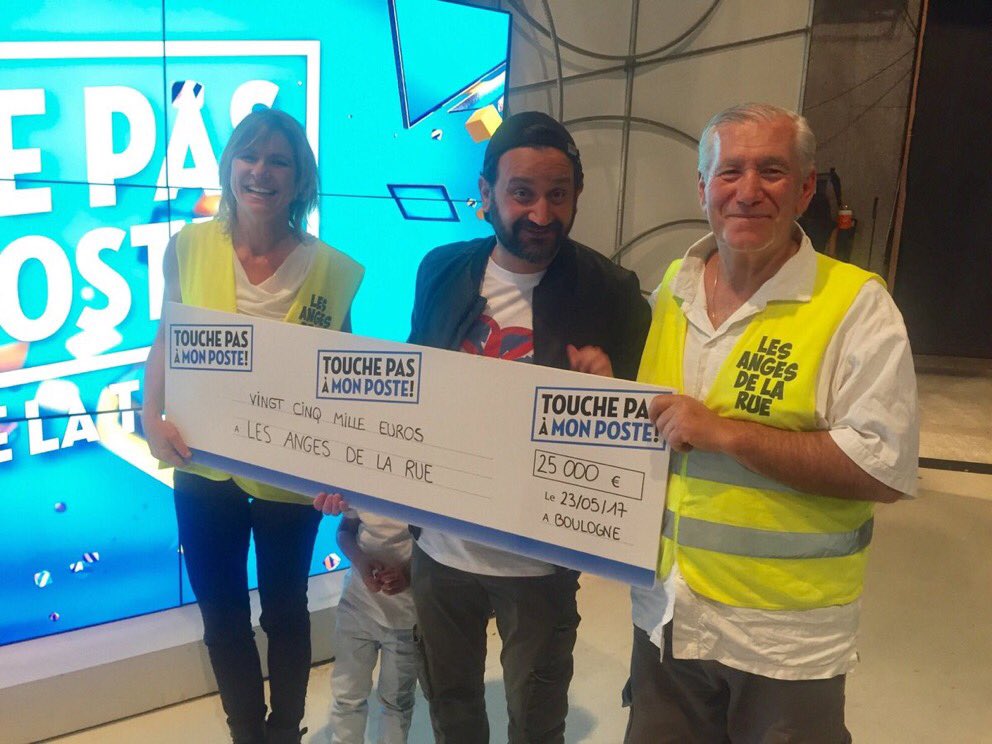 touchepasababa's tweet photo. @TPMP Il n'a qu'une parole notre @Cyrilhanouna  remise du chèque aux @LesAngesDeLaRue , bravo à lui !!! https://t.co/kmHjmsieM0