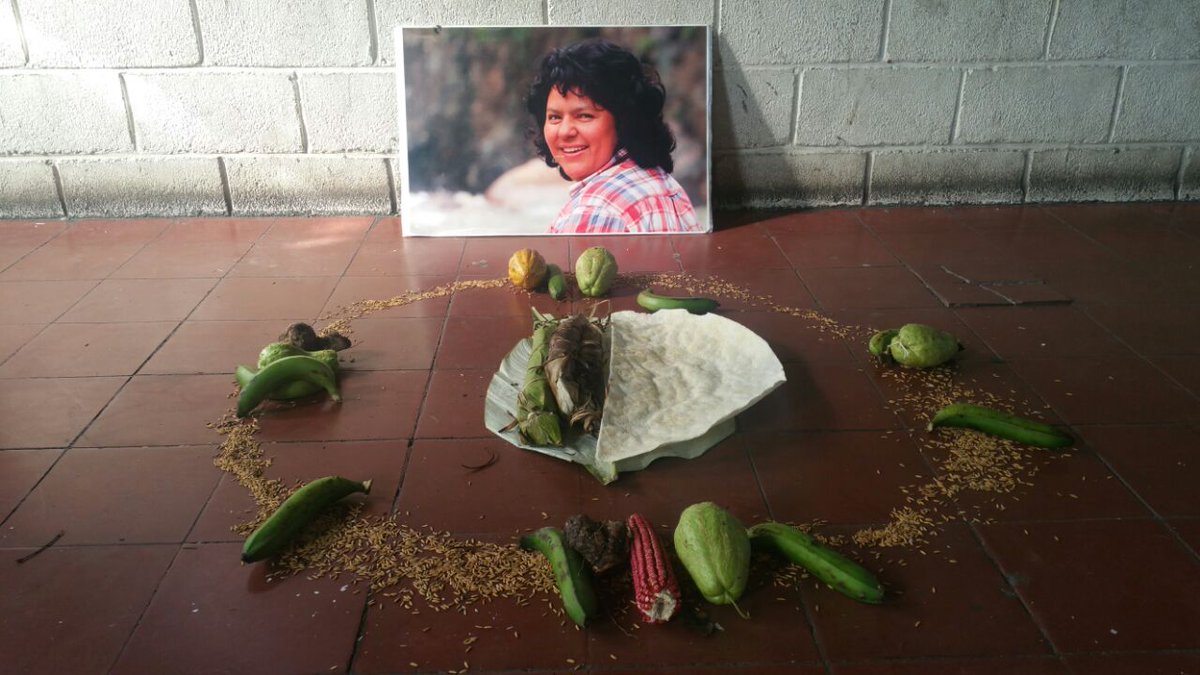 ofraneh's tweet photo. Altar tributo nuestra hermana Berta Cáceres en marco Asamblea Mujeres indígenas y Negras de Honduras #CONAMINH #BertaVive #JusticiaParaBerta https://t.co/UkyOkH2TrH