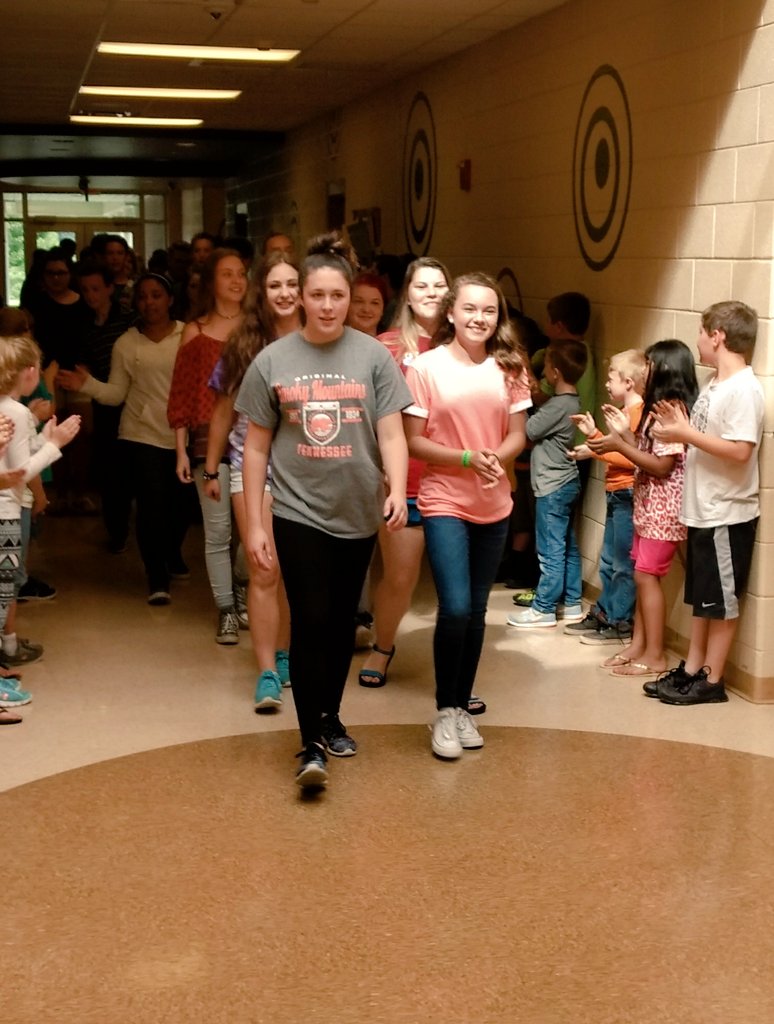GrandviewES's tweet photo. The 1st class of kindergarteners just took their last walk as 8th graders.Don't just fly,SOAR like EAGLES!We💙you! @WCDE_TN @Kimberhalliburt https://t.co/ybZAPFm1Lu