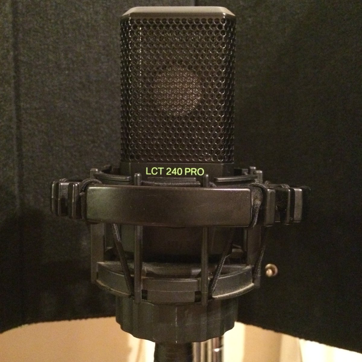 Noriko_Fujimoto's tweet photo. 歌詞のリテイク、仮歌と無事終了!
LEWITT 240PRO、ほんと抜けが良いです!!今日も大活躍(^^♪
#LEWITT #LCT240 https://t.co/584GzkNqHt