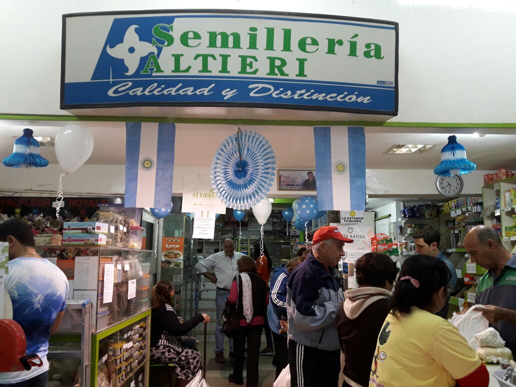 SemAltieri's tweet photo. Como es tradición, nuestros locales se visten de fiesta para celebrar a nuestra Patria. https://t.co/FSiirFiMmT